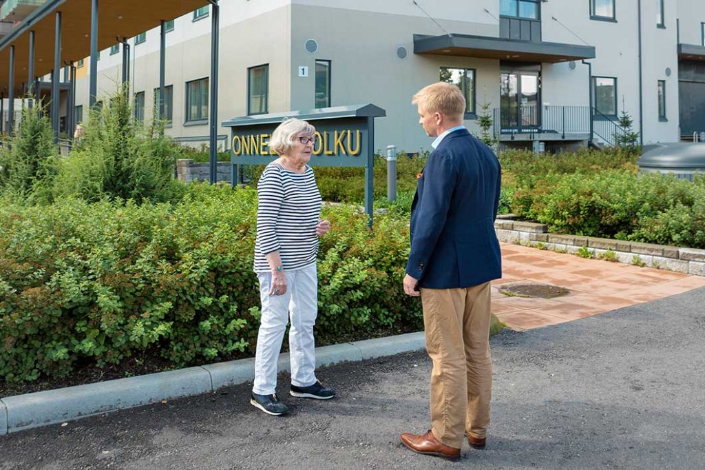 Safera’s Sampo Rantakokko visited Onnelanpolku a year after it opened. Maire Walden, a resident, shows him the building’s spaces.