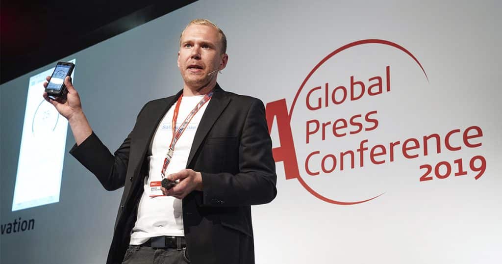 Saferan toimitusjohtaja Mikko Reinikainen esittelee Sense-liesivahtia IFA 2019 -tapahtumassa