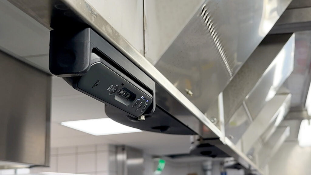 FlowHero asennettuna huuvaan