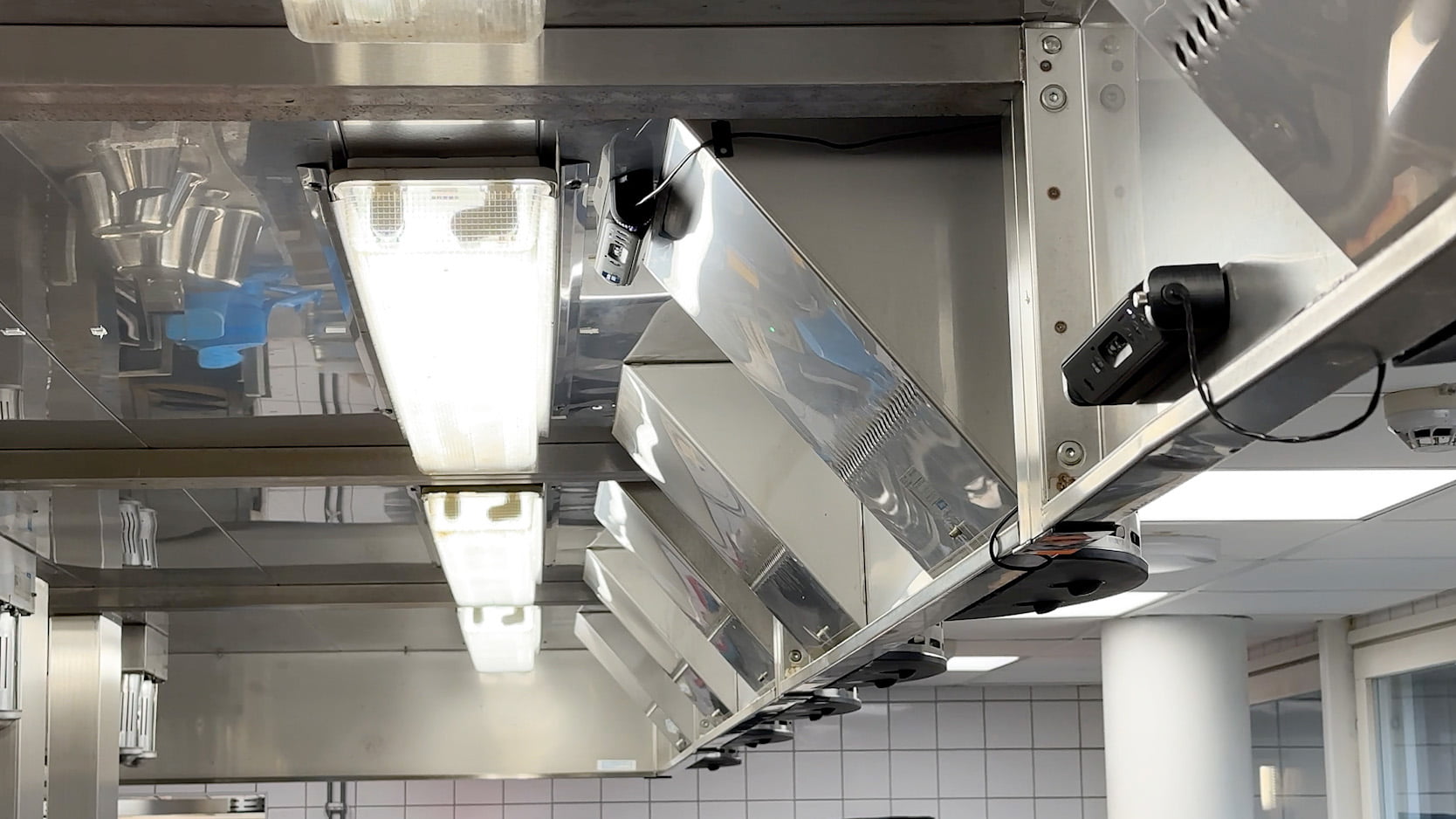 Safera-FlowHero-Aallonharja-sensor-in-the-hood2